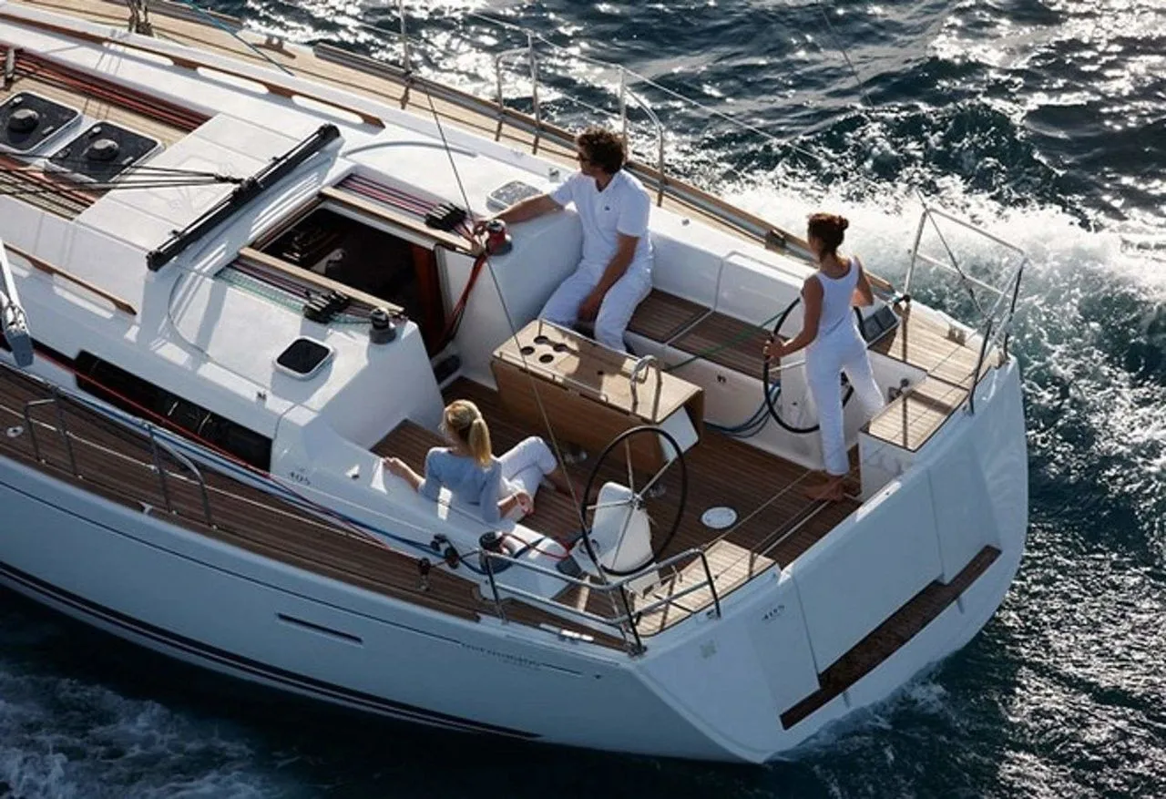 Rent a 12.17m 3 Cabin Sailing Yacht in Toulon