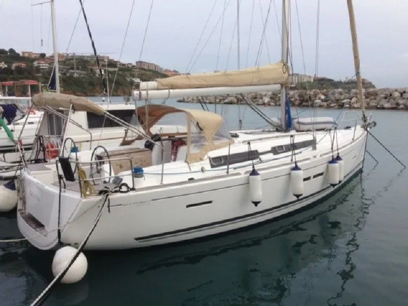 Explore Piombino on a 12.17m Rental Sailing Yacht Dufour 405