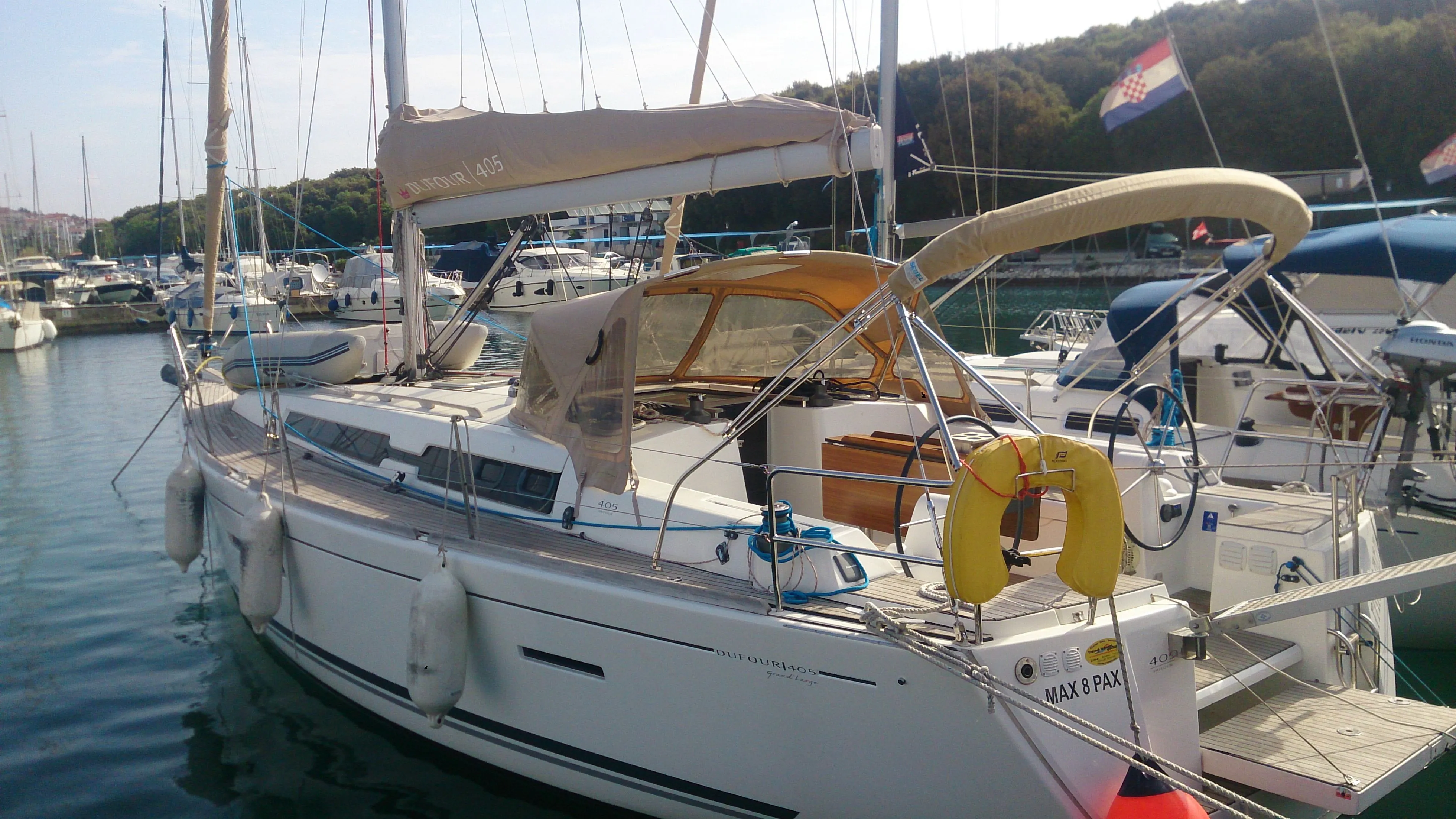 Boot - Explore Pula on a 12.17m Rental Sailing Yacht Dufour 405