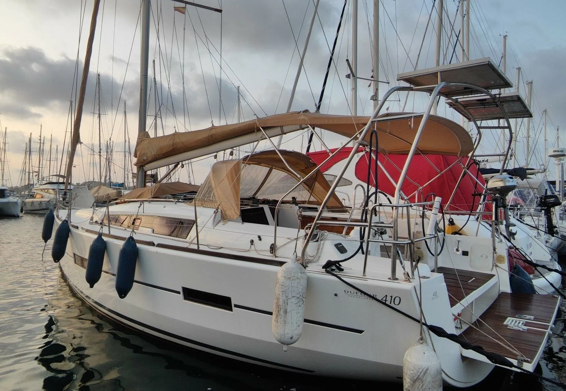 12m Isla Canela Dufour 410 Hire
