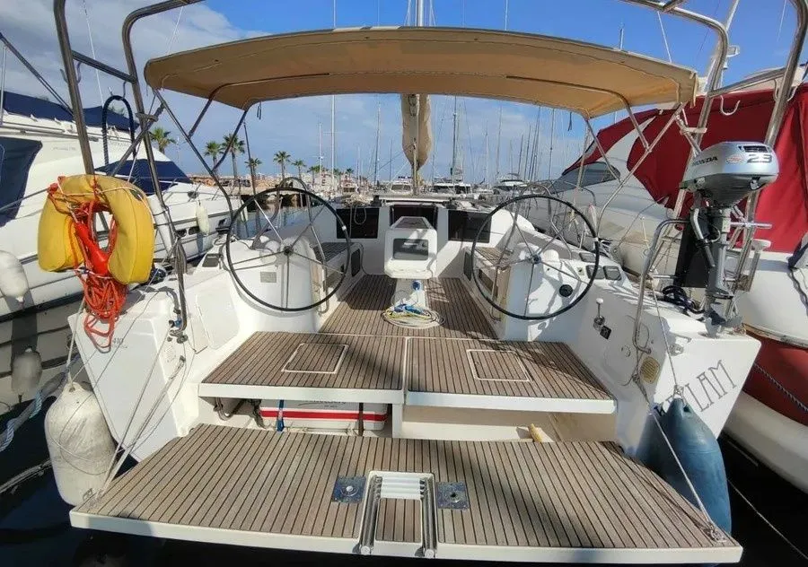 12m Isla Canela Dufour 410 Hire