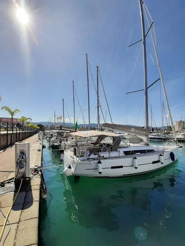 Hedoné Charter Boat