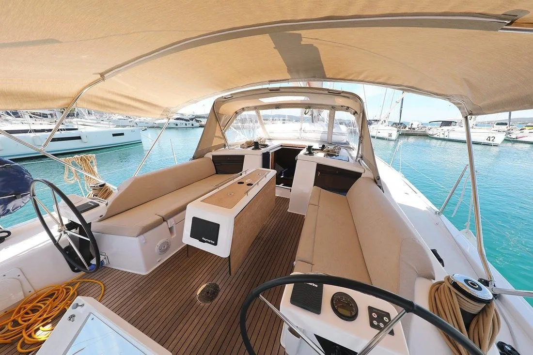 12.49m Nydri Sailing Yacht Dufour 430 Hire