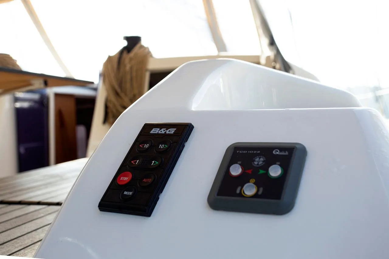 Lana Charterboot - 5