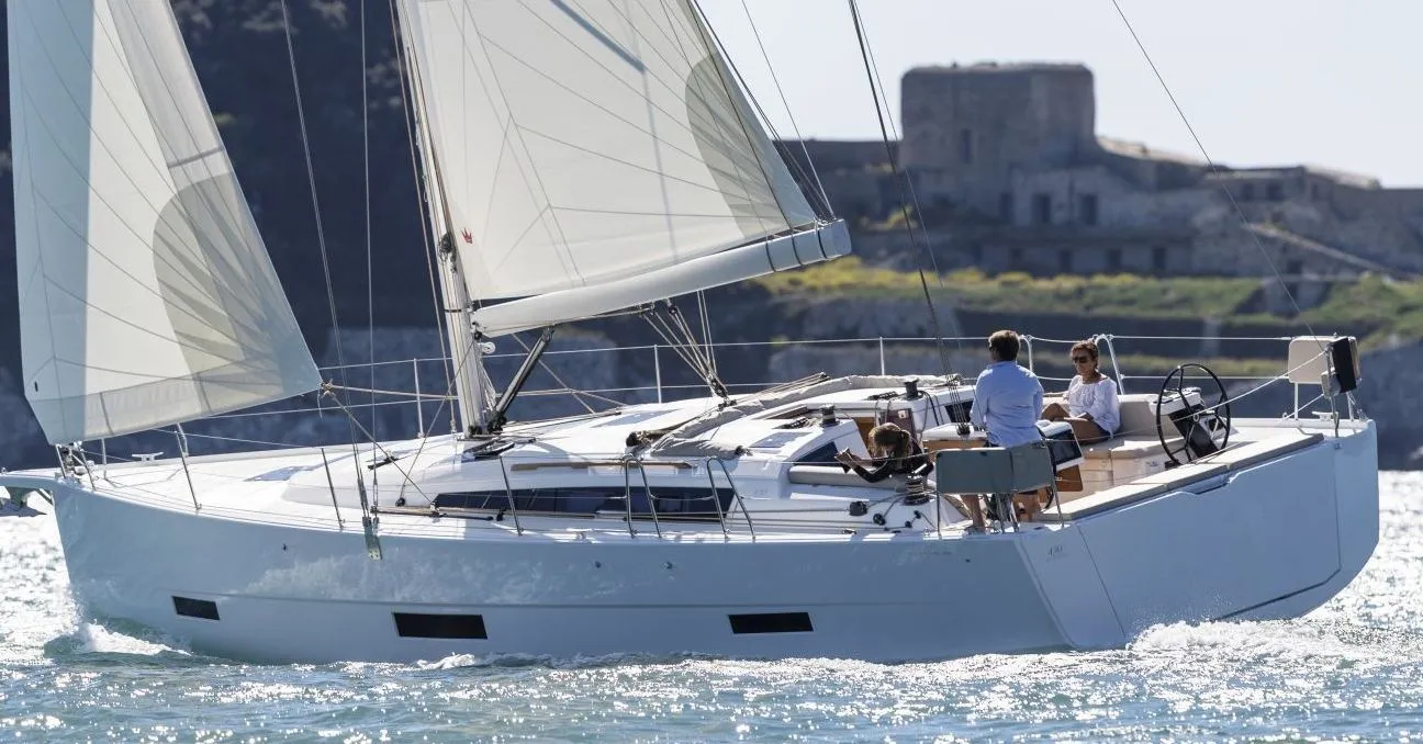 Boot - Explore Arzon on a 13.24m Rental Sailing Yacht Dufour 430