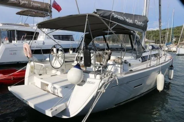 Charter a 13.5m Dufour 450 Sailing Yacht in La Trinite-sur-Mer