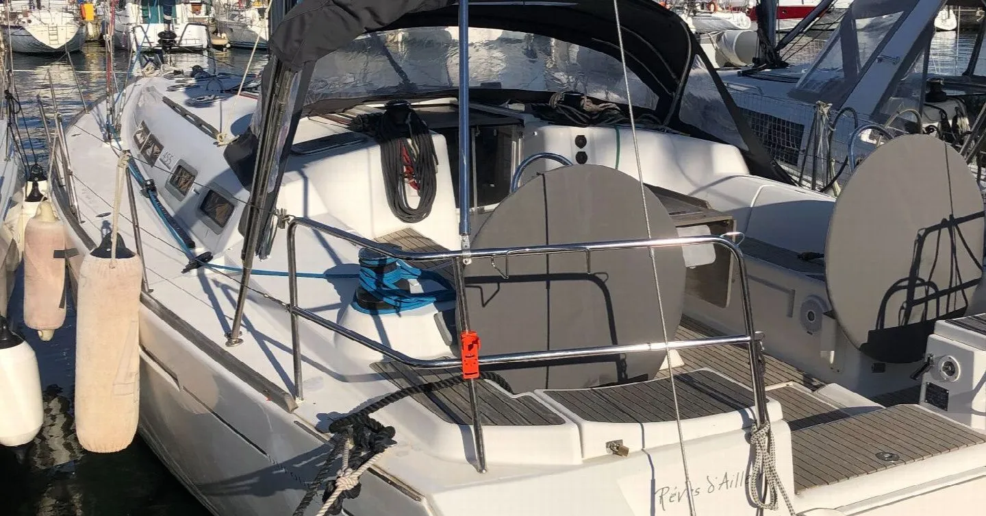 Reves d'ailleurs Charter Boat