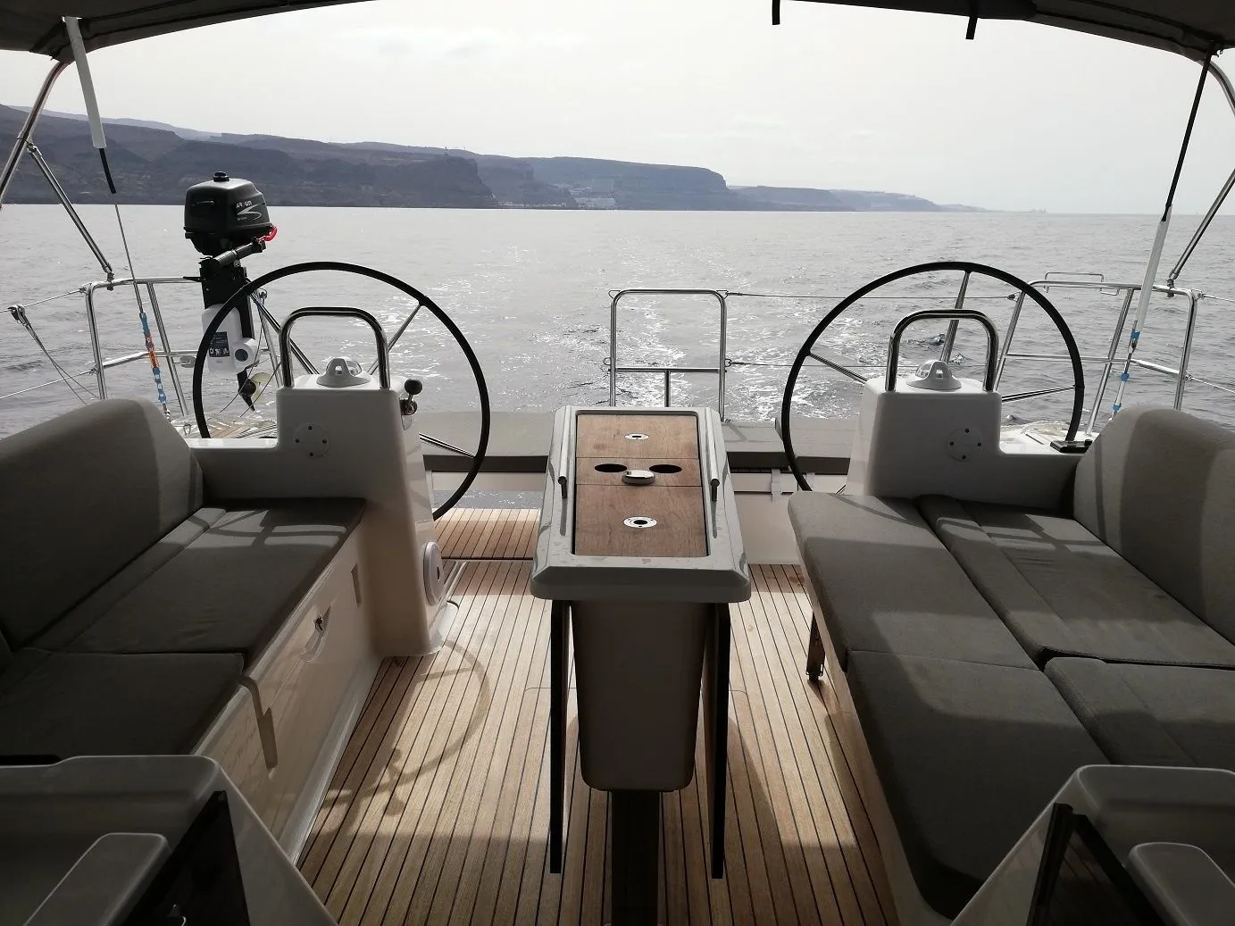 Descarat Charter Boat