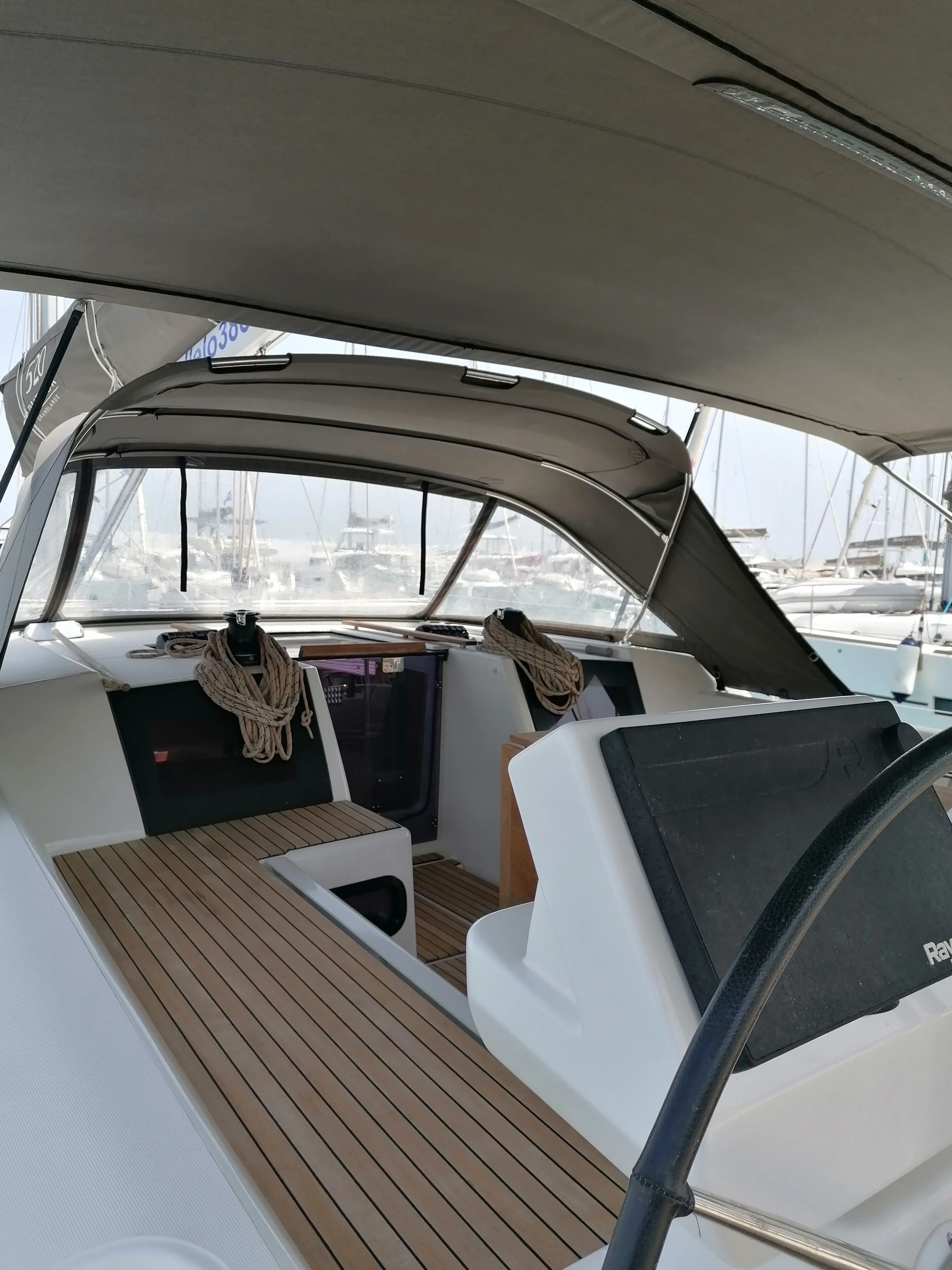 Vibo Marina Kiralık Dufour 520 GL 15.2m Yelkenli Yat