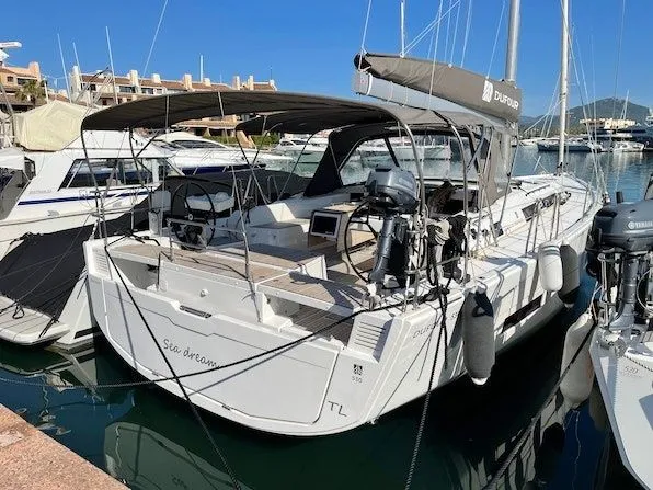 Rent a 16.35m Sailing Yacht Dufour 530 in Cogolin