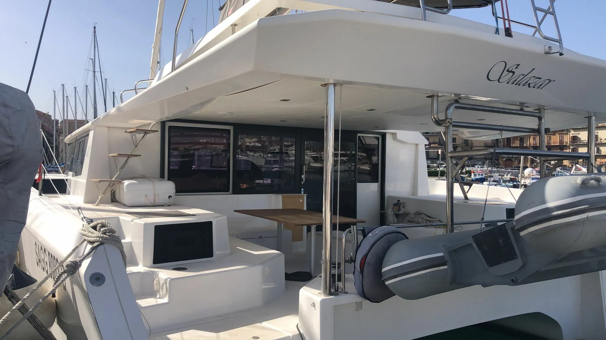 Лодка - Арендуйте 14.7м катамаран Dufour Catamarans 48 в Фурнари