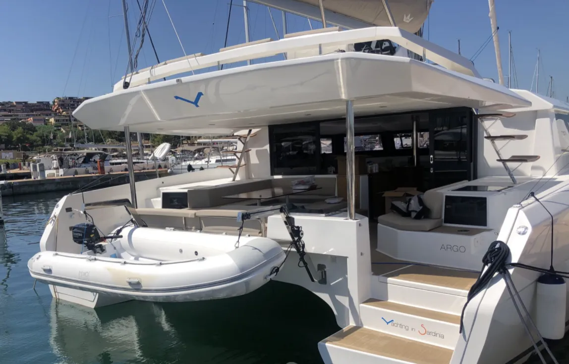 Лодка - Взять в чартер 14.7м Dufour Catamarans 48 в Порто-Ротондо