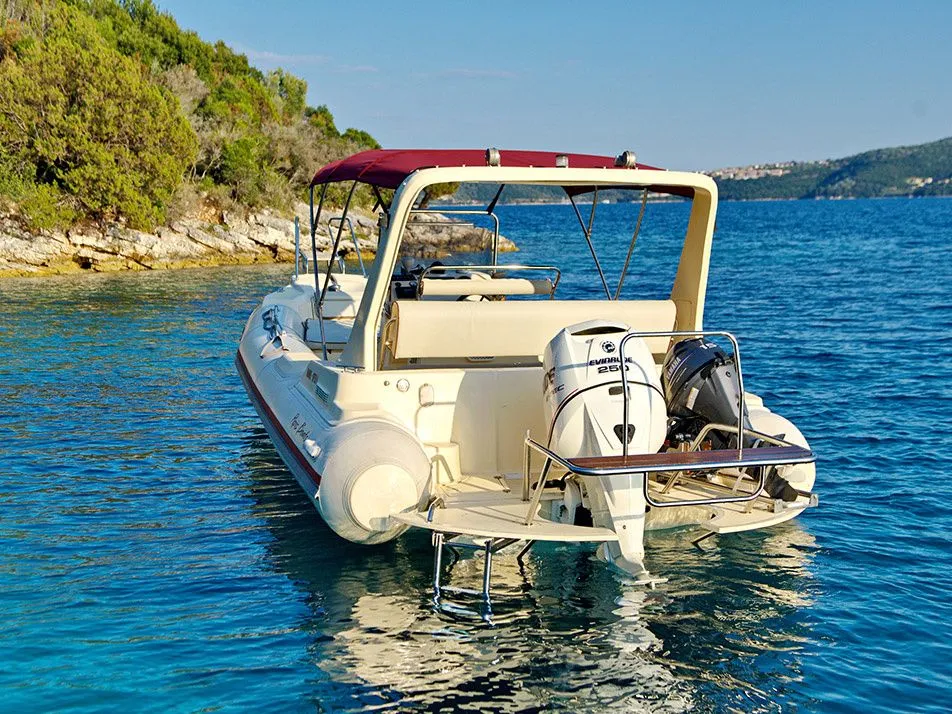 7.4m Nikiana Eagle 24 Motor Boat Hire