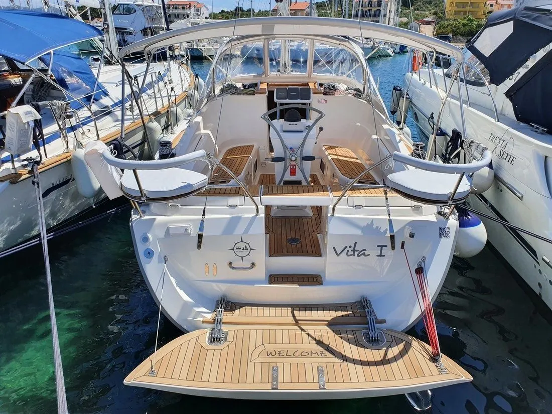 Explore Jezera on a 10.46m Rental Boat