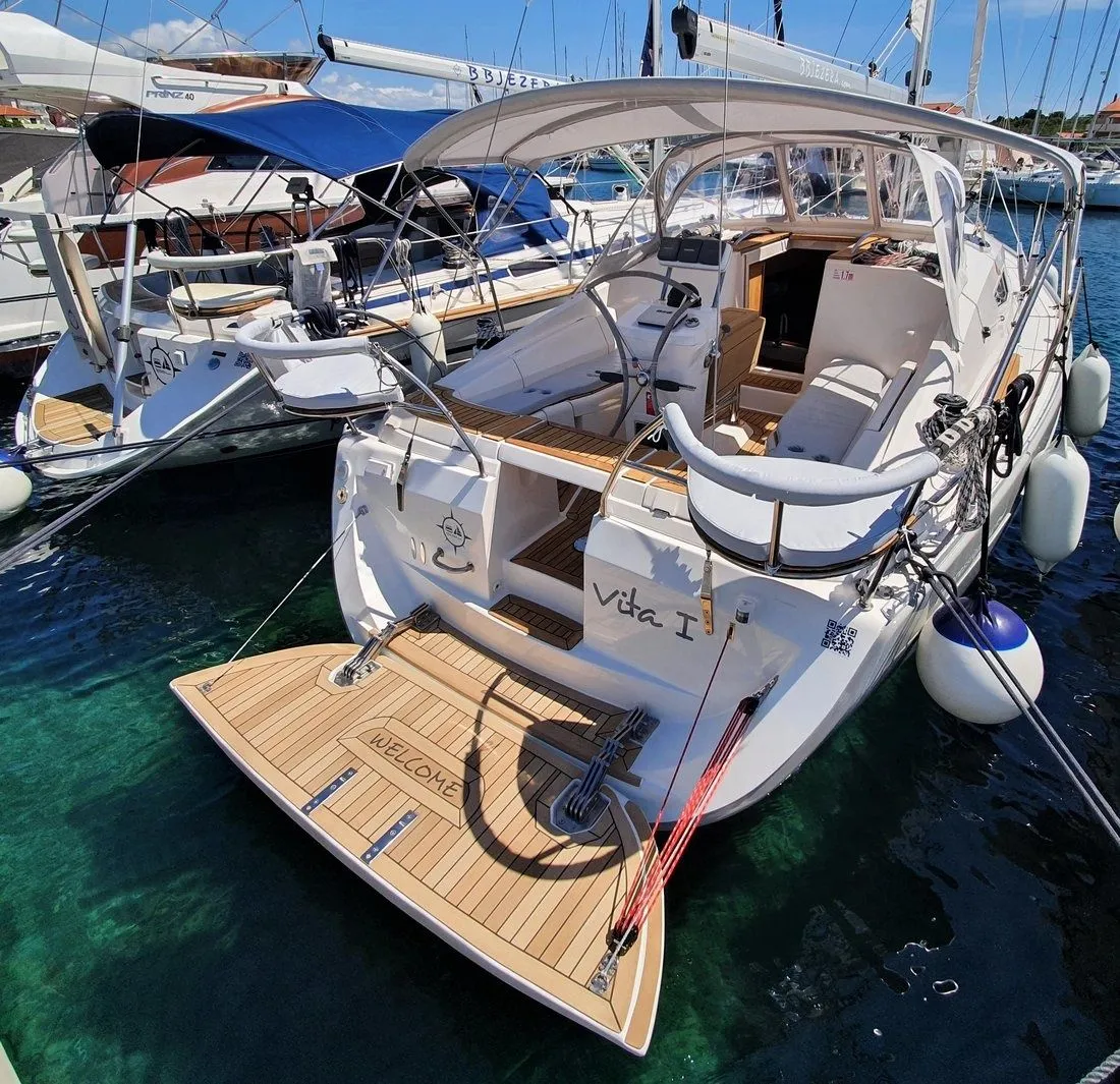 Explore Jezera on a 10.46m Rental Boat