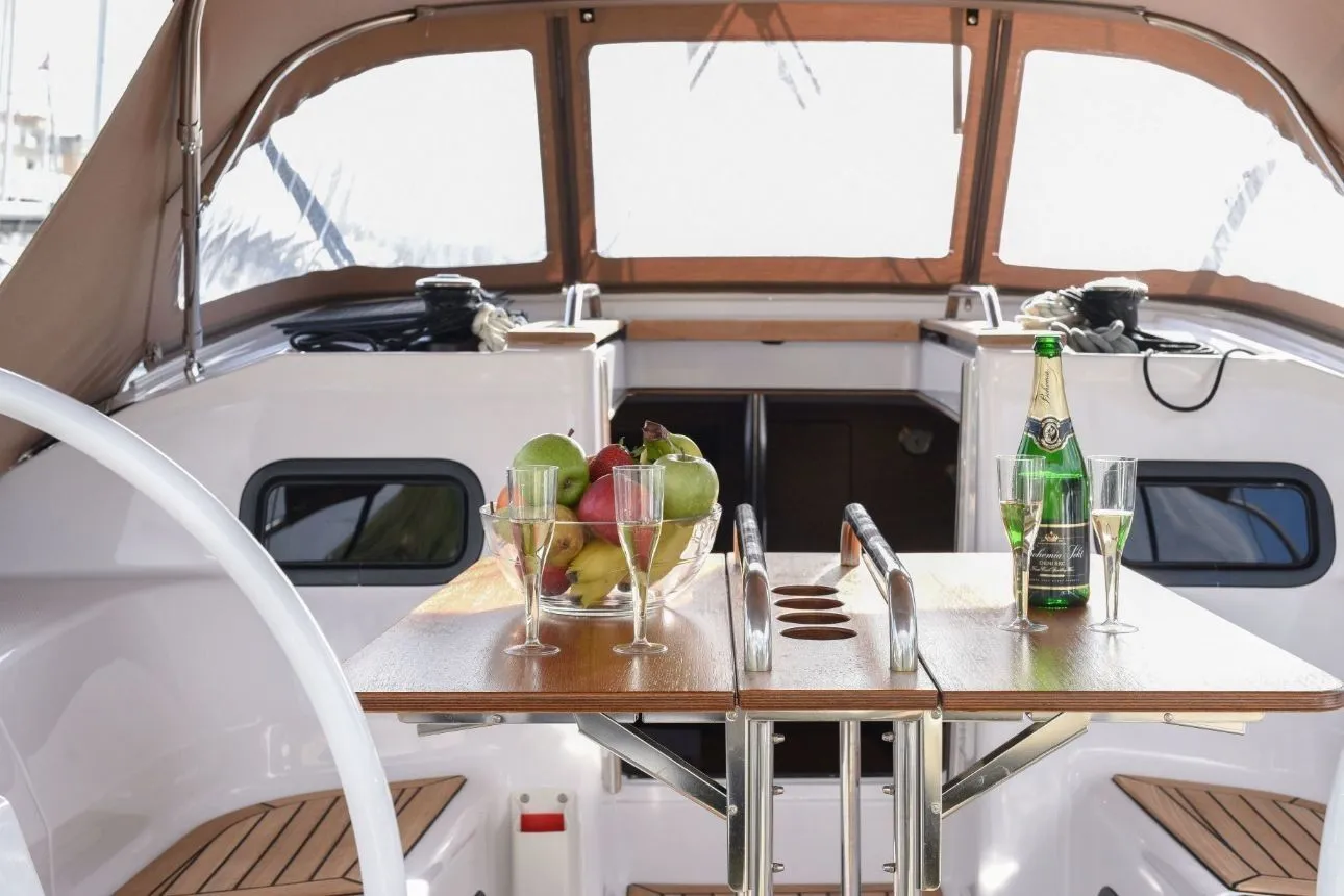 Charter a 9.99m Sailing Yacht in Zadar