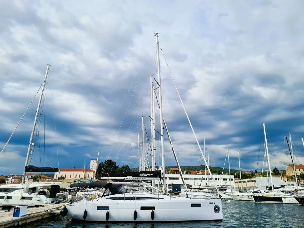 Boot - Rent a 13.32m Sailing Yacht Elan 43 in Šibenik