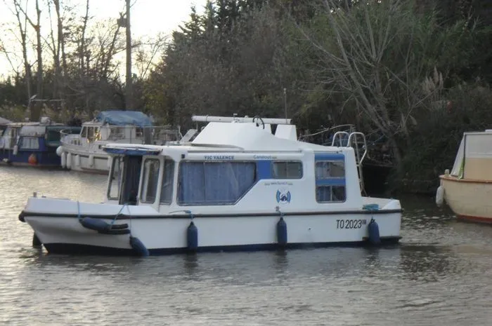 Charter a 8.5m House Boat in Languimberg