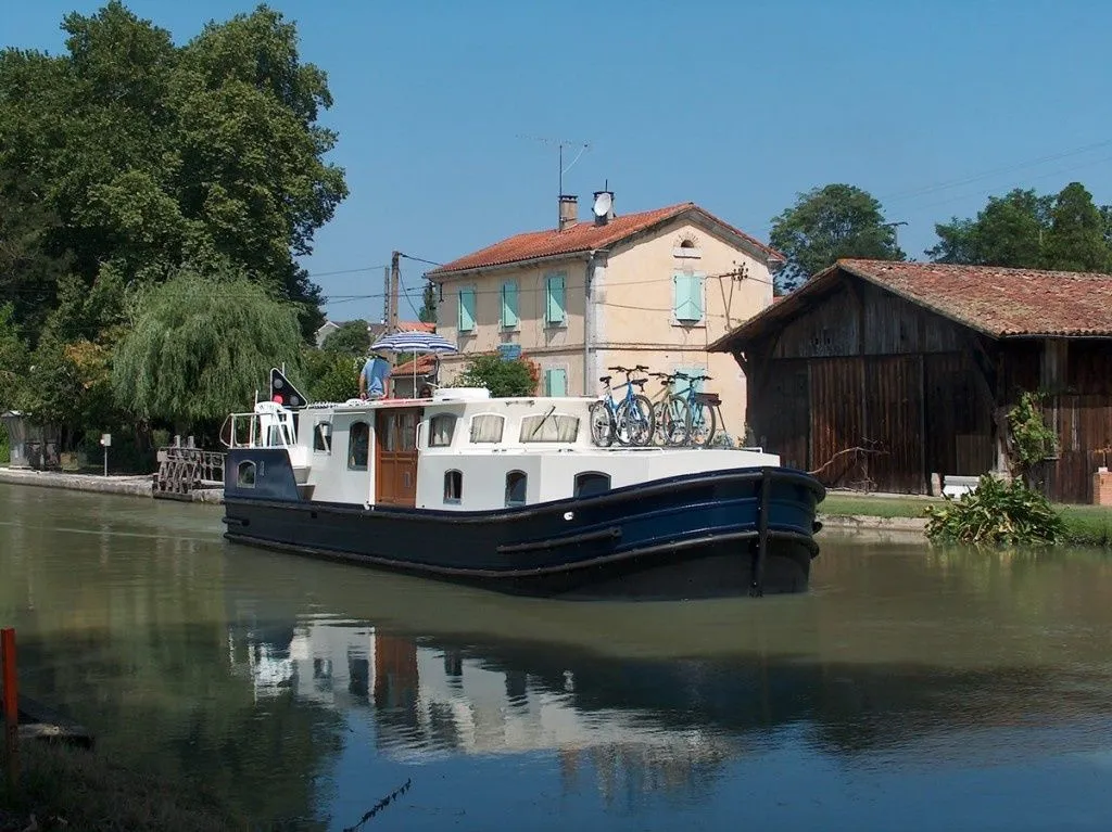 Explore Vermenton on a 13.9m Rental Boat