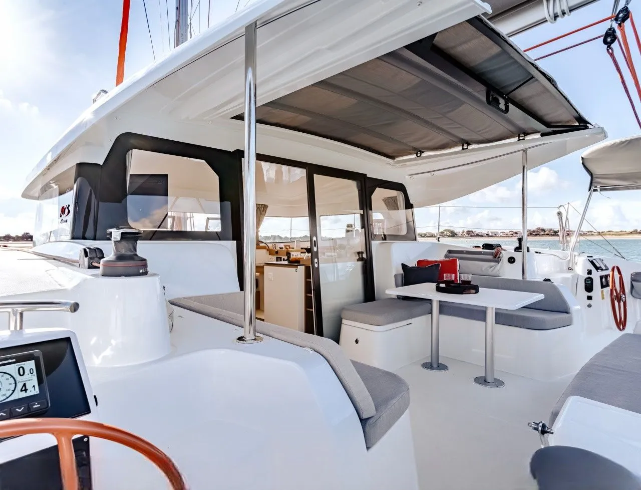 Pontinesia Charter Boat