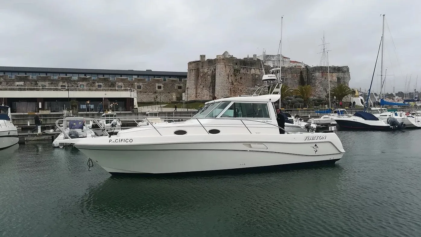 Rent a 9.3m Faeton Moraga 930 in Cascais