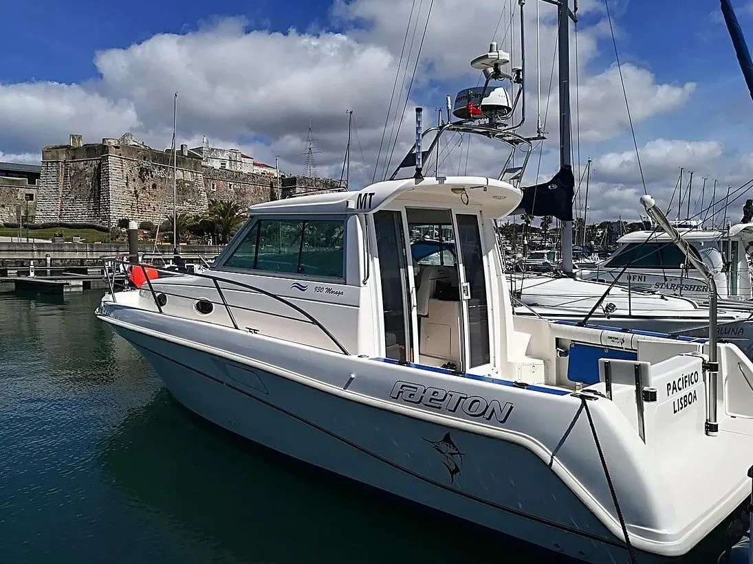 Rent a 9.3m Faeton Moraga 930 in Cascais
