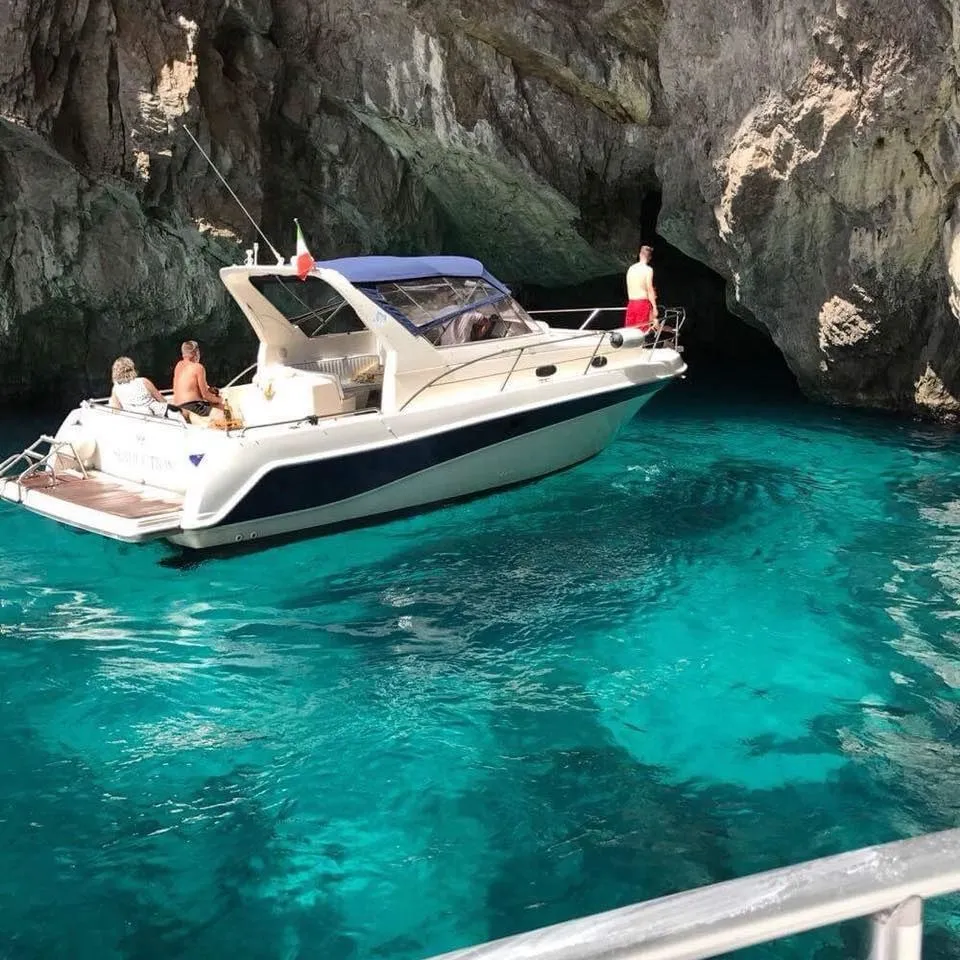 Rent a 11m Motor Yacht Faeton Moraga 980 in Amalfi