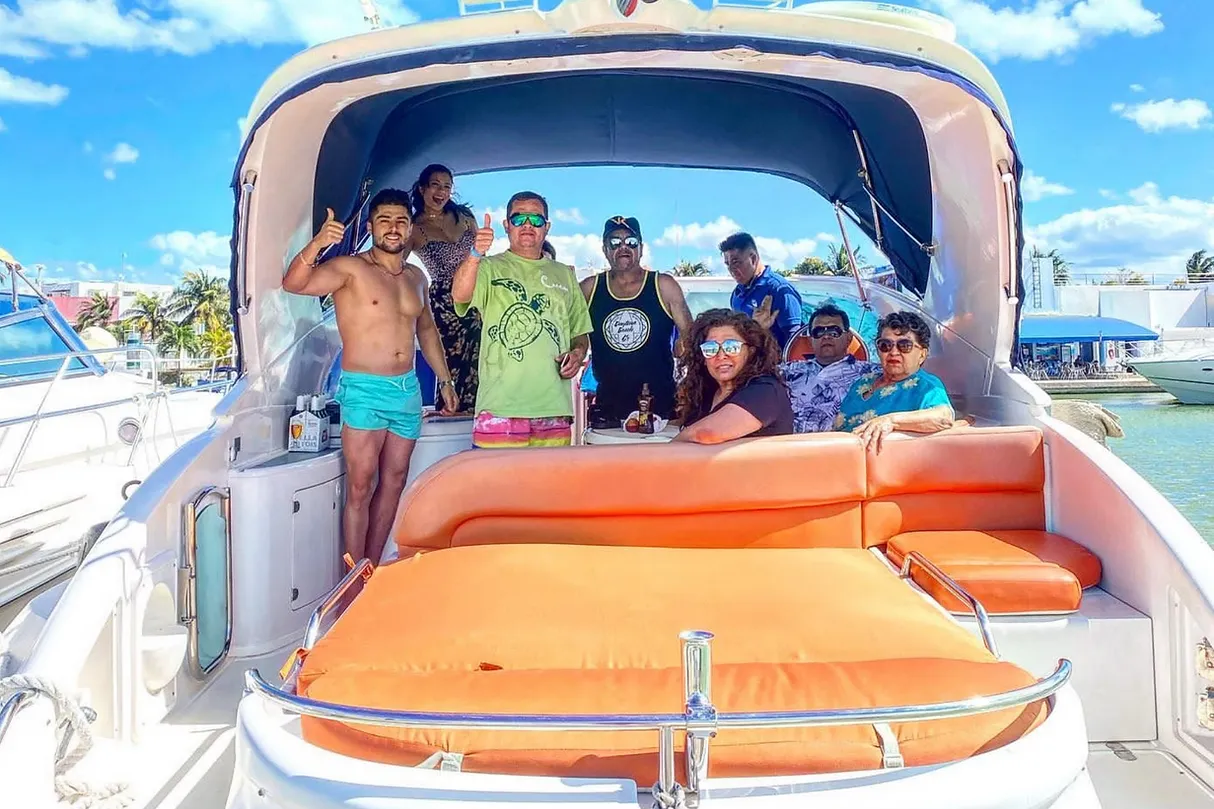 Explore Cancún on a 14.2m Rental Boat