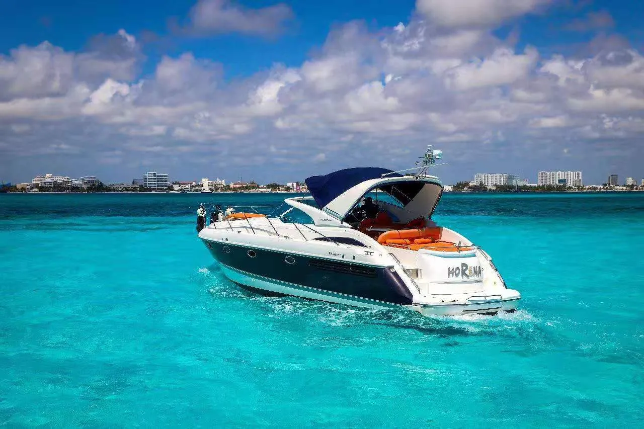 Explore Cancún on a 14.2m Rental Boat