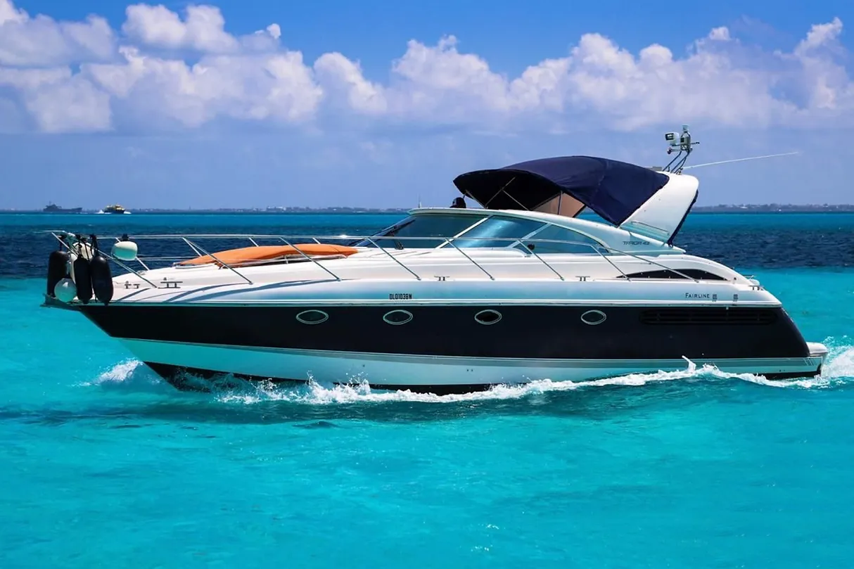 Explore Cancún on a 14.2m Rental Boat