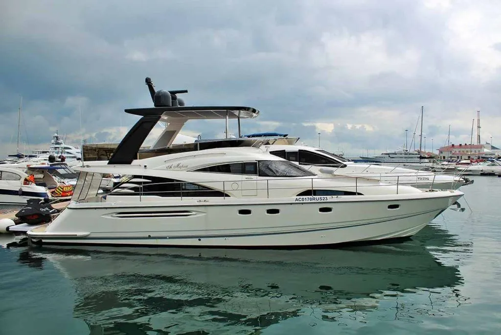 17.92m Sochi Motor Yacht Fairline Squadron 58 Hire