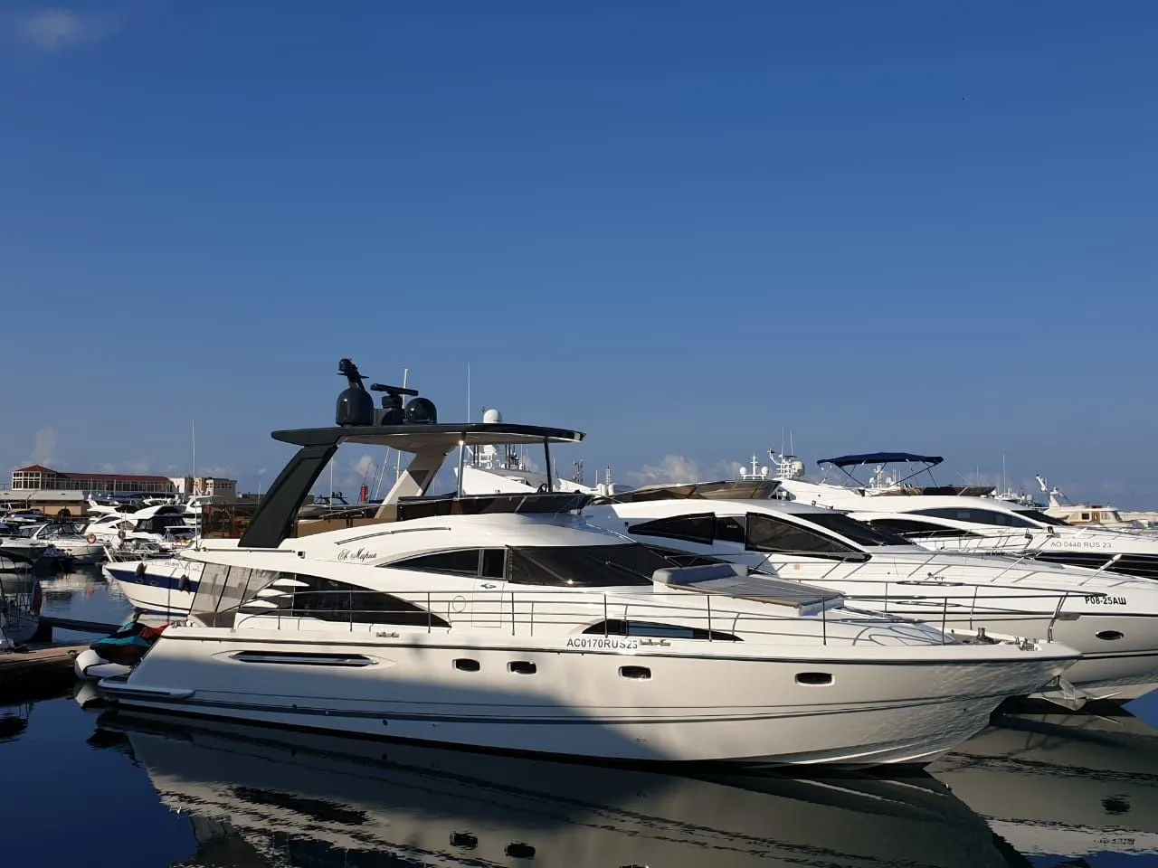 17.92m Sochi Motor Yacht Fairline Squadron 58 Hire
