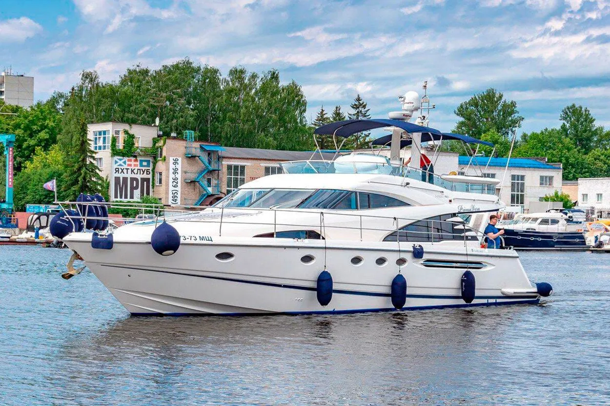 Boot - Explore Moscow on a 17.92m Rental Fairline Squadron 58