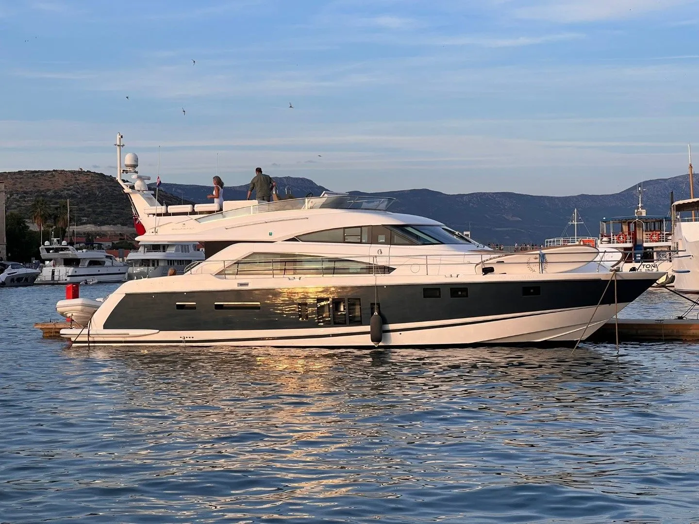Лодка - Арендуйте 17.92м Fairline Squadron 58 в Примоштене