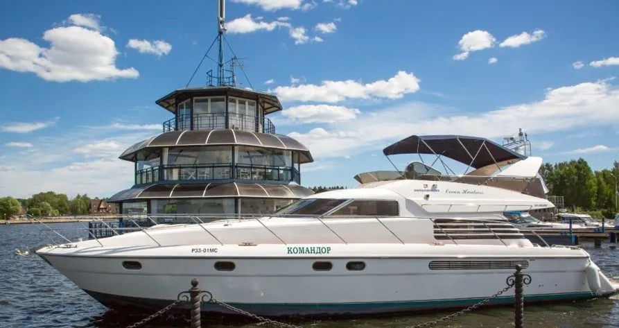 Explore Moscow on a 18.23m Rental Boat