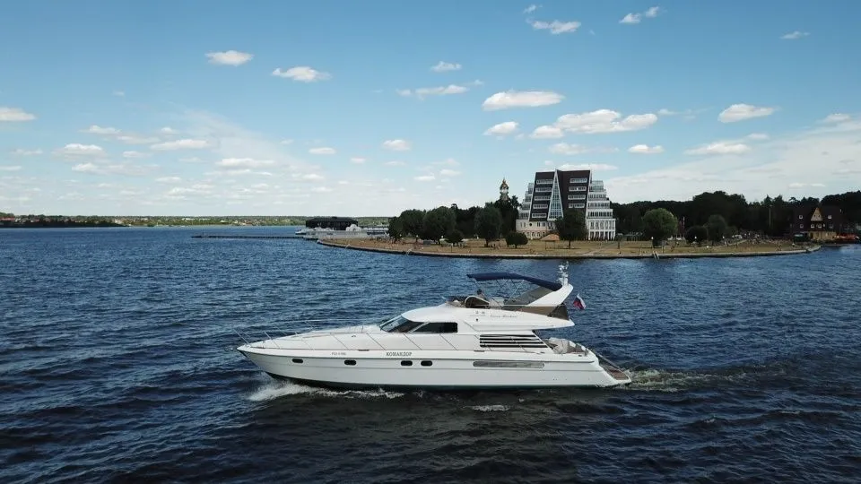 Explore Moscow on a 18.23m Rental Boat
