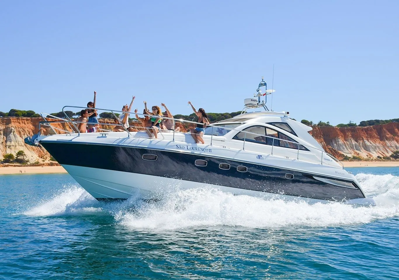 Charter a 14.4m Motor Yacht Fairline Targa 47 in Vilamoura