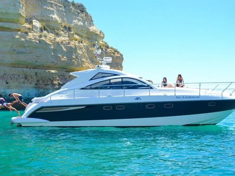 Charter a 14.4m Motor Yacht Fairline Targa 47 in Vilamoura