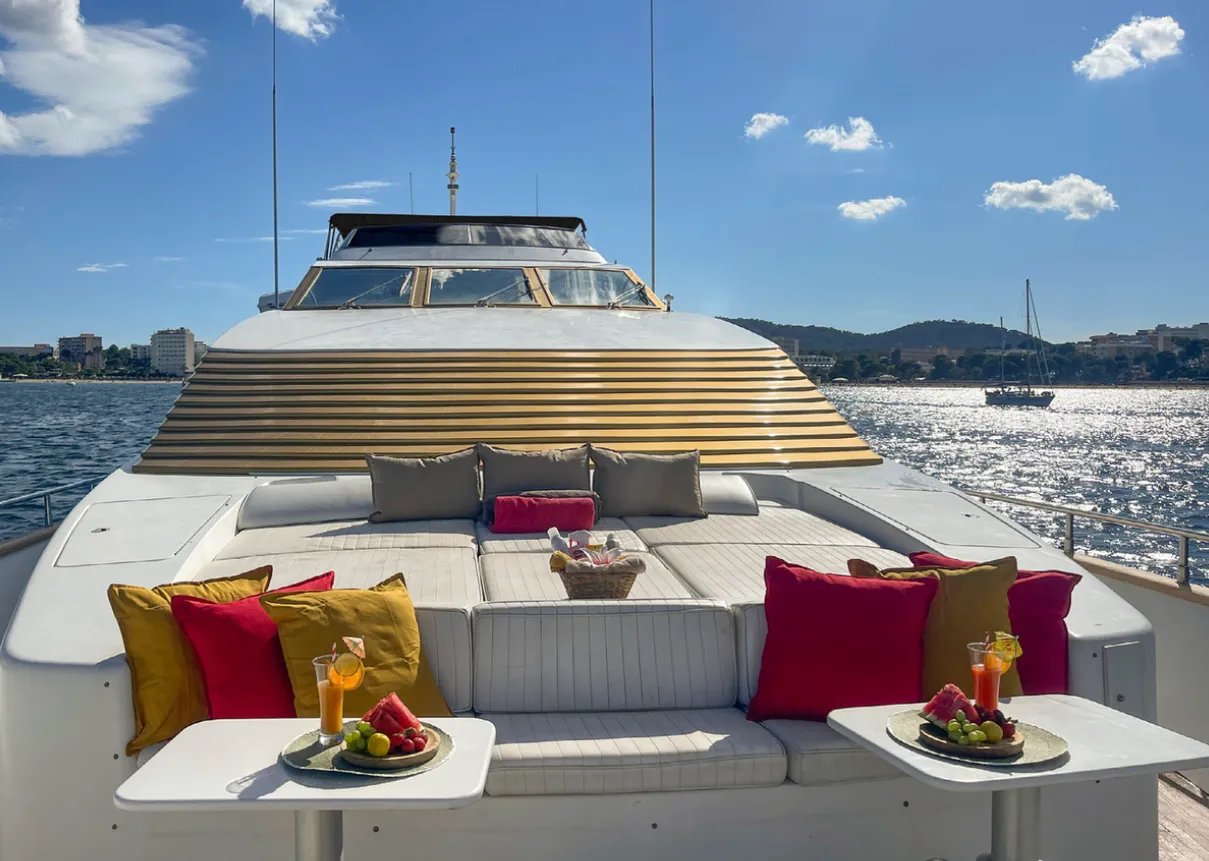 Charter a 31m Falcon 100 Motor Yacht in Playa de las Americas