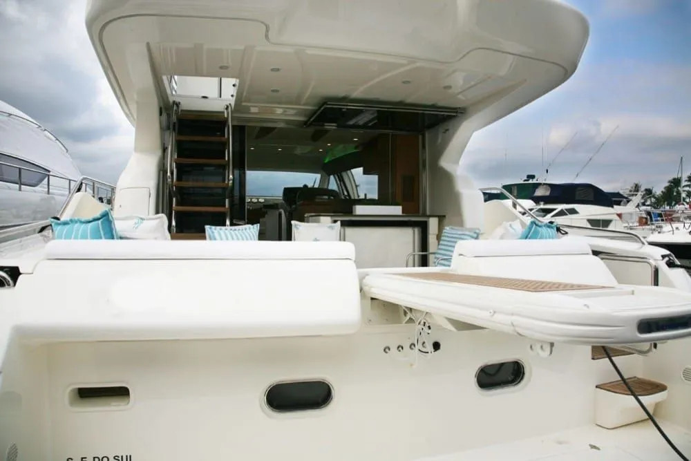 Rent a 15.99m Motor Yacht in Guarujá