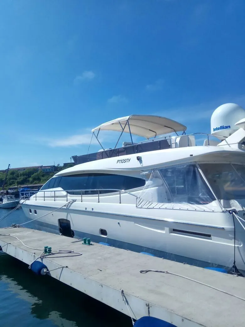 Vladivostok 19.46m Kiralık 3 Kabinli Motoryat