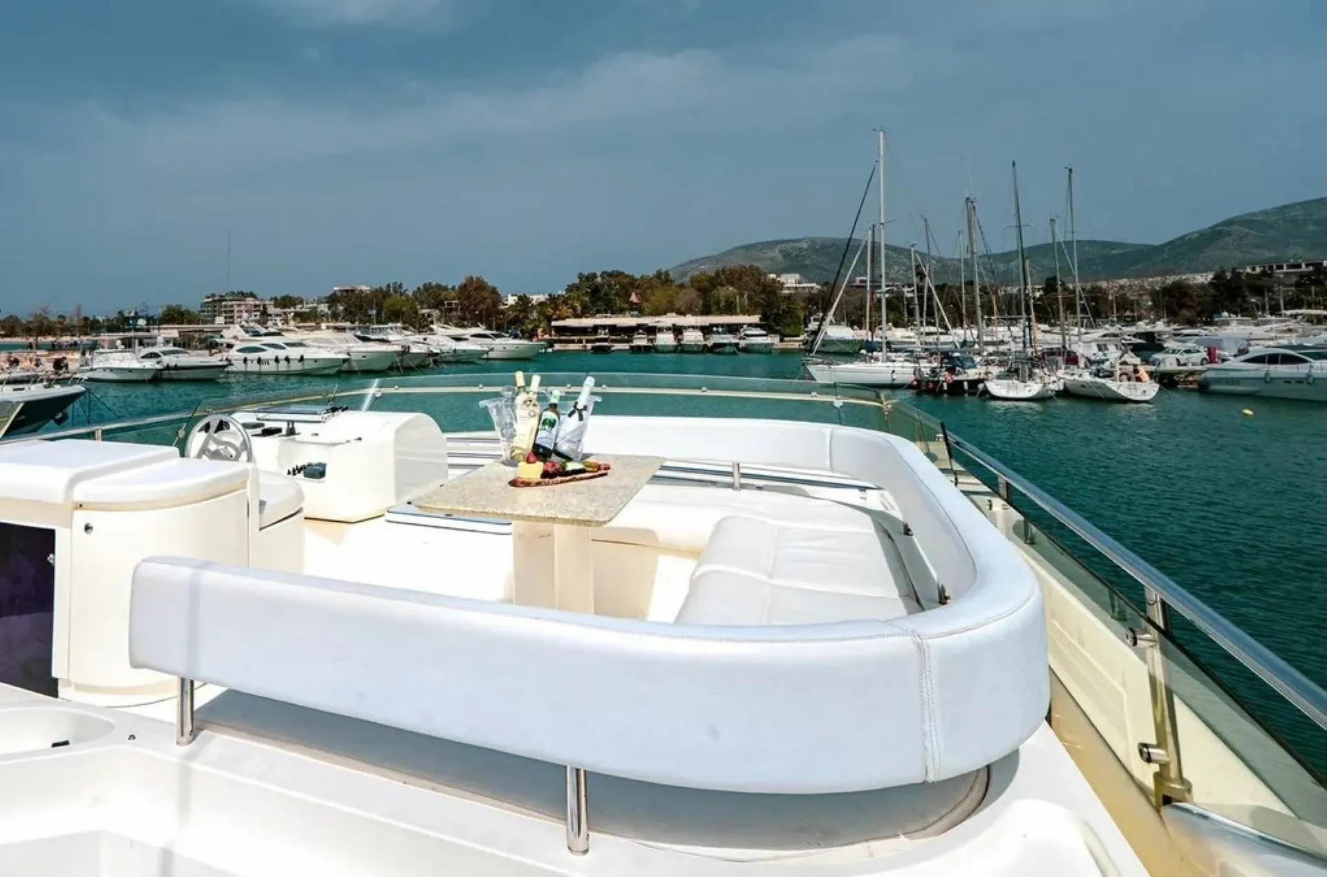 Charter a 22.6m Ferretti 72 in Glyfáda