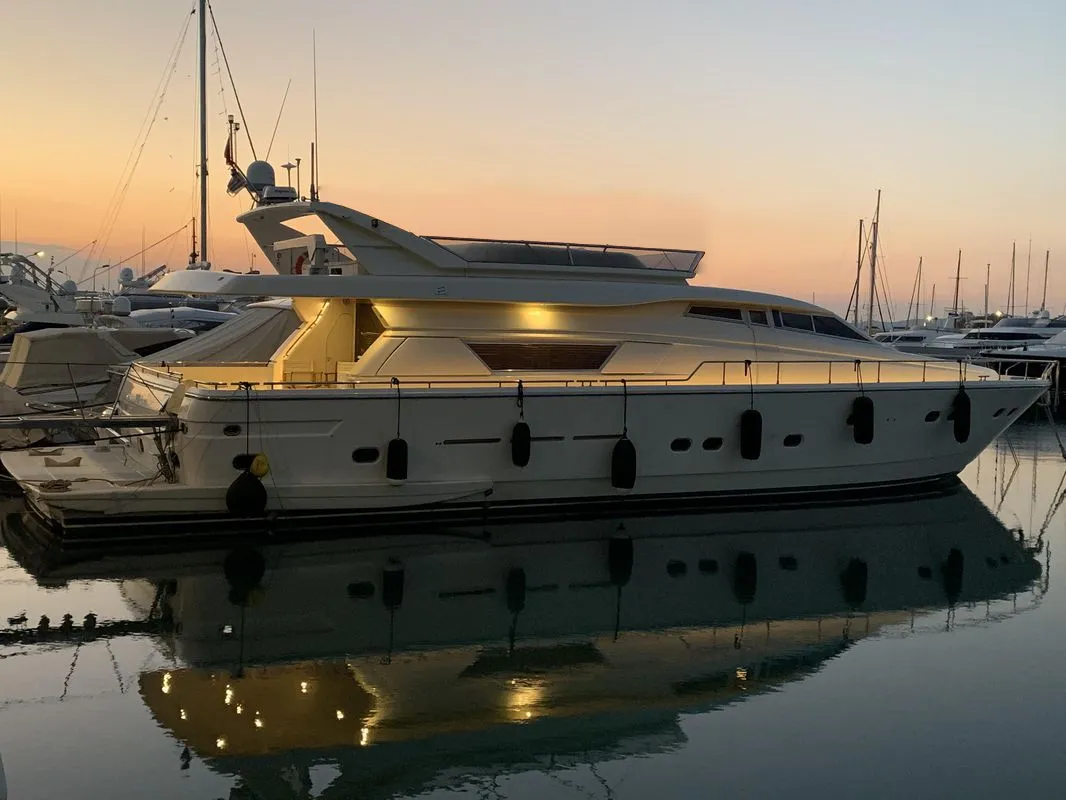 22.98m Elliniko Motor Yacht Hire