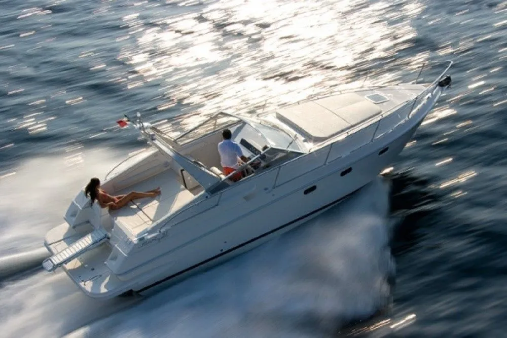 Rent a 10m Motor Yacht Fiart 32 in Amalfi
