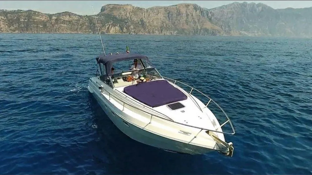 Rent a 10m Motor Yacht Fiart 32 in Amalfi