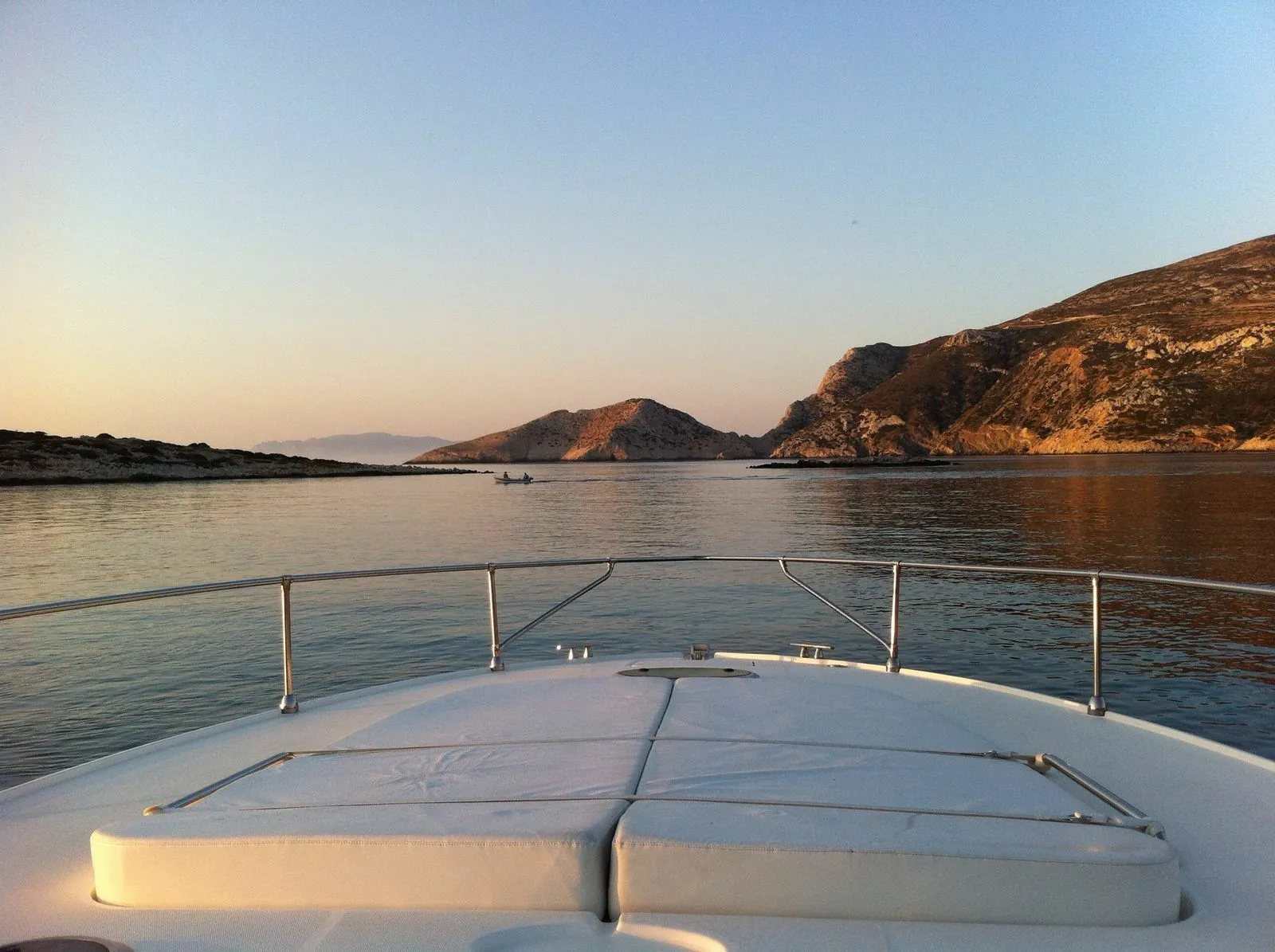 Charter a 12.68m Motor Yacht Fiart Genius in Sifnos