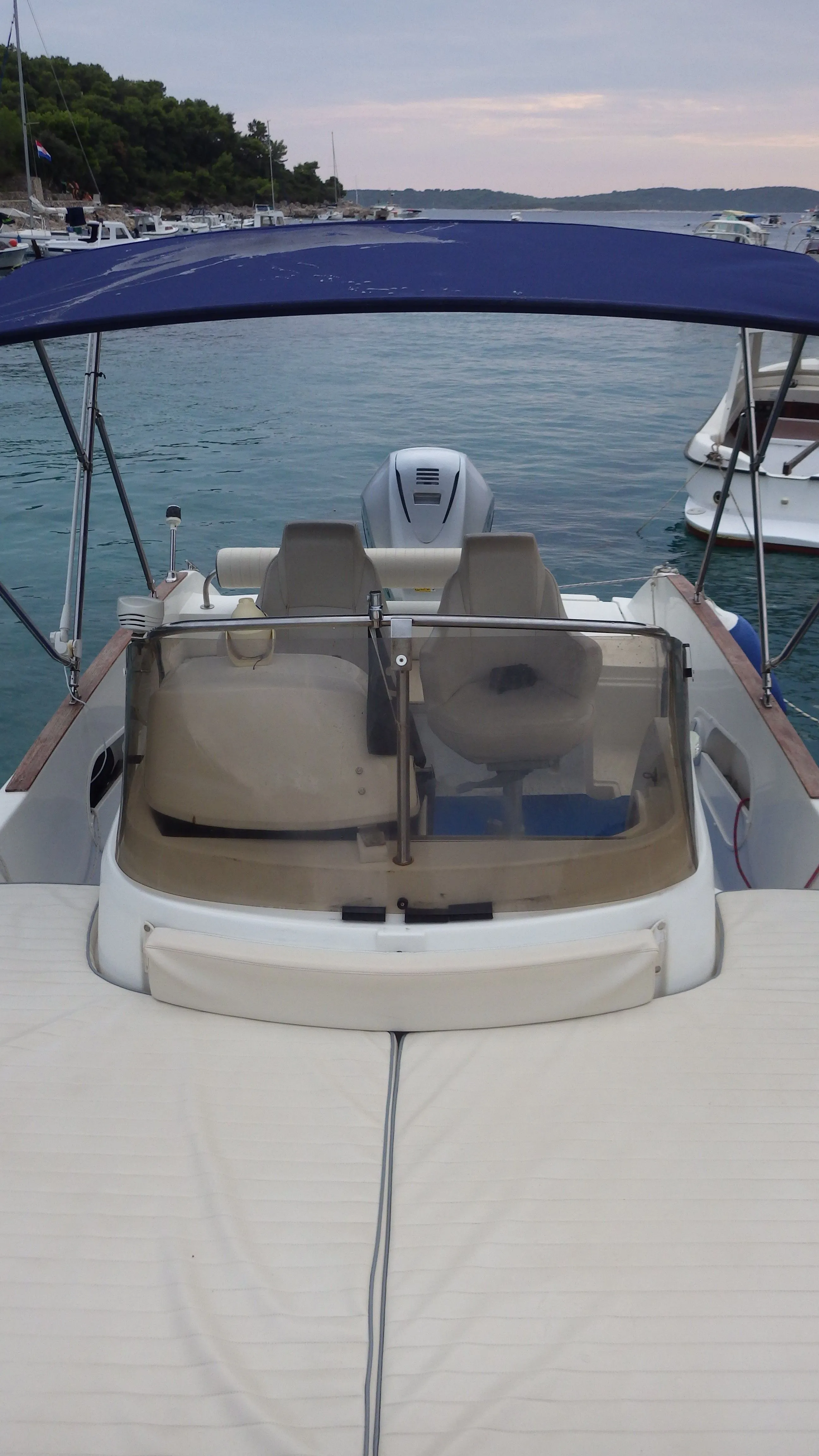 6m Hvar Fly 22 Hire