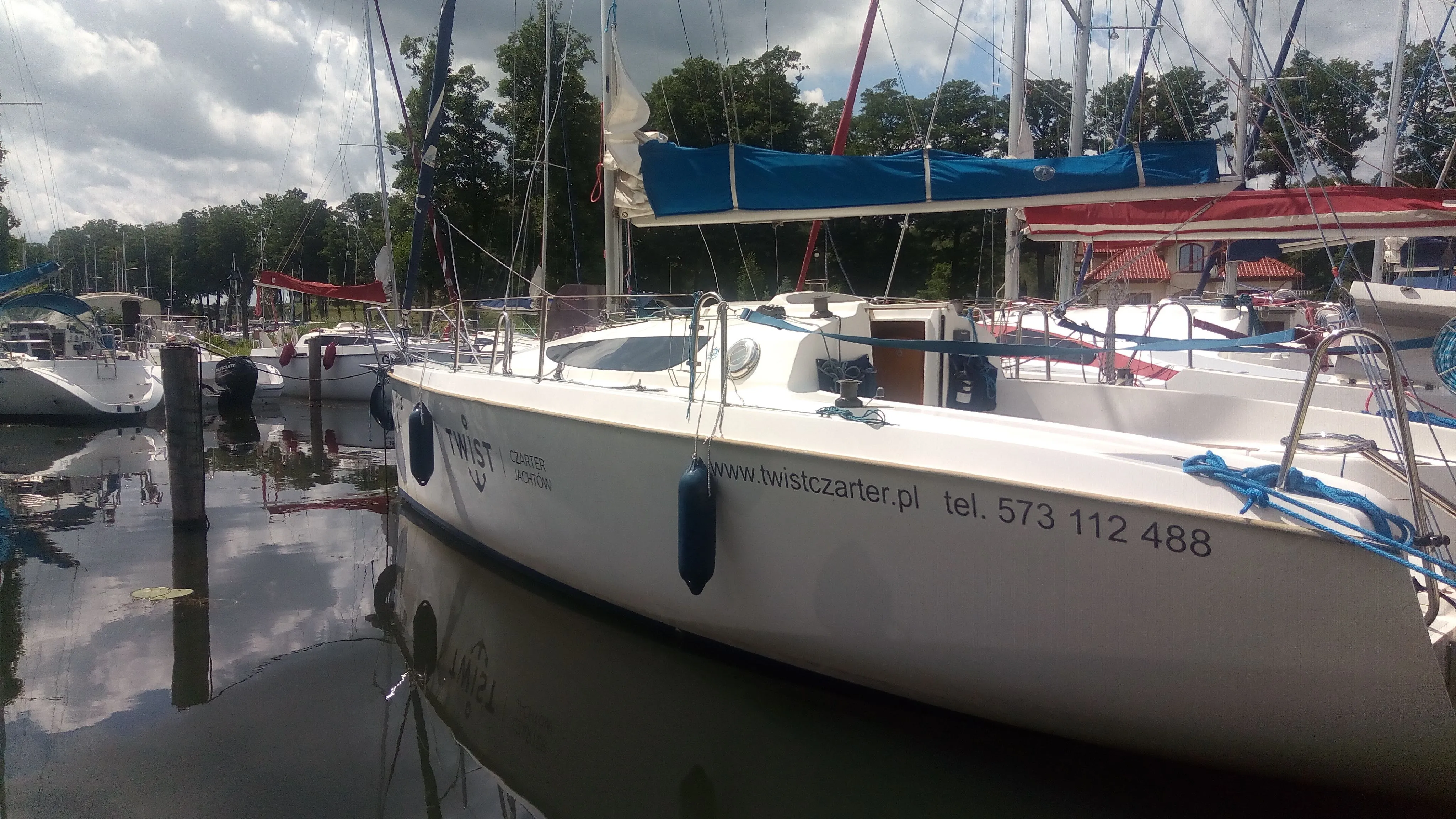 Rent a 8m Sailing Yacht Focus 800 in Rydzewo