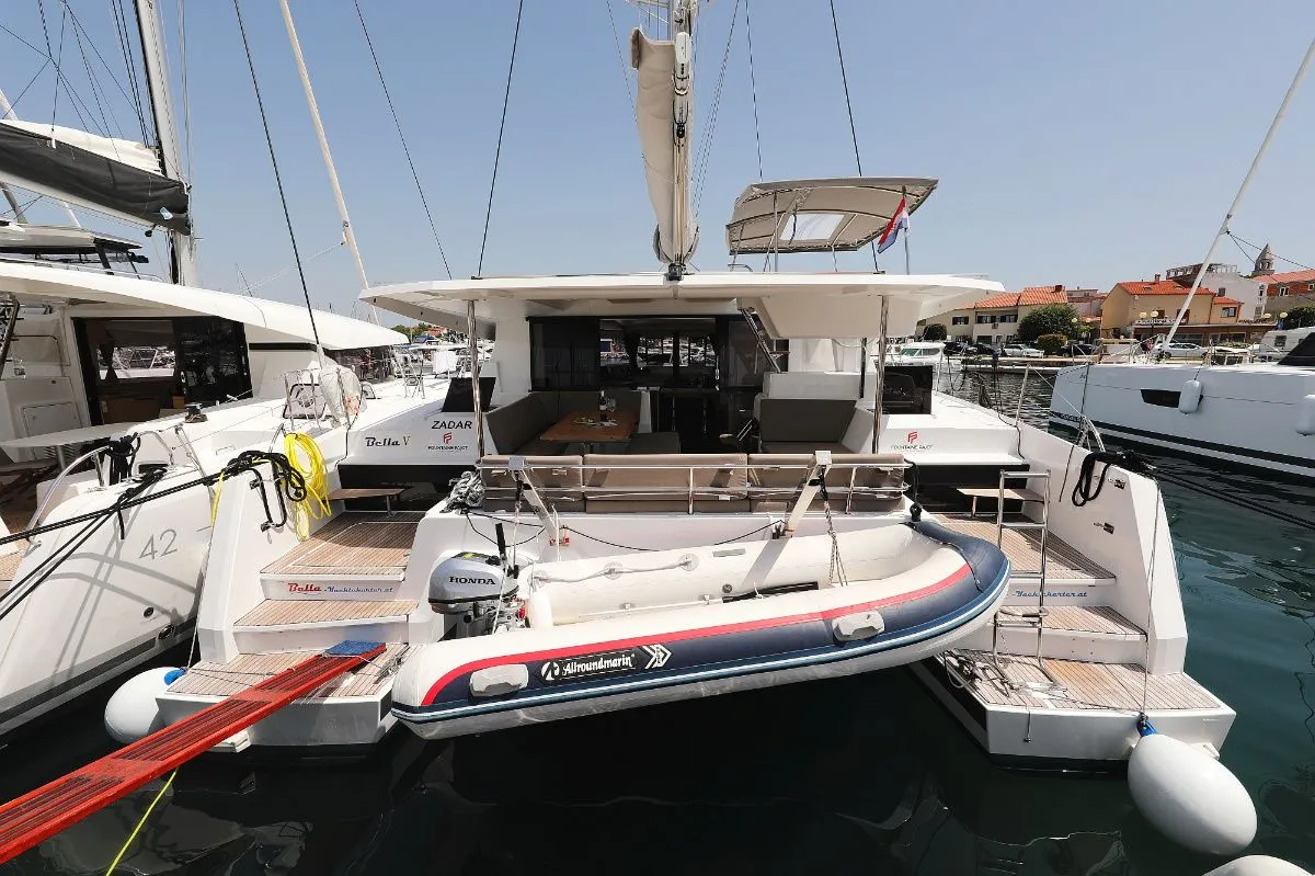 Лодка - Арендуйте 12.58м Fountaine Pajot Astrea 42 в Биоград на Мору