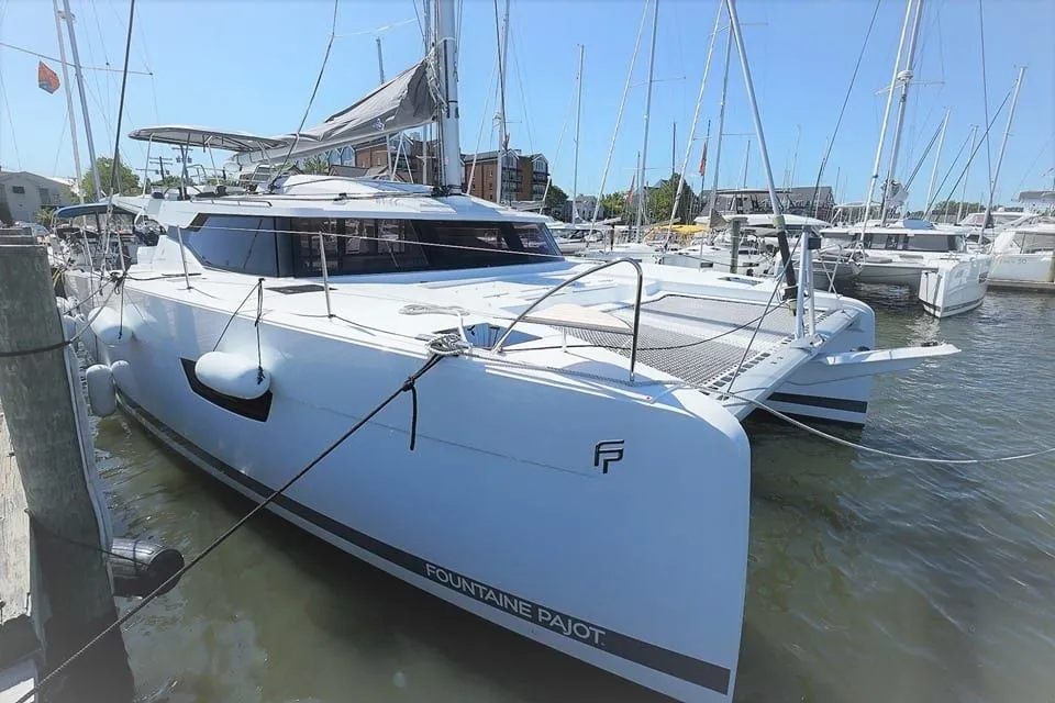 Boot - Explore Ribishi on a 13.45m Fountaine Pajot Elba 45 Catamaran Rental